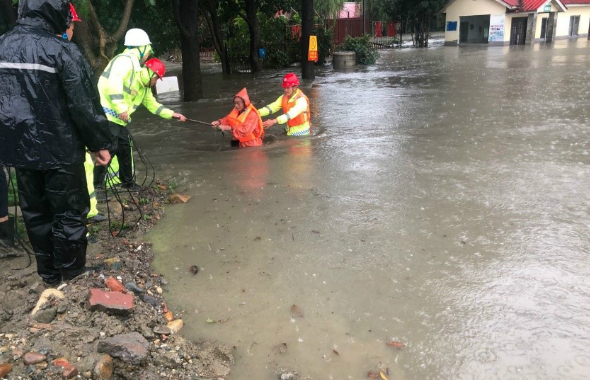 成都燃?xì)狻肮芫W(wǎng)衛(wèi)士”在大雨中與時(shí)間賽跑2_meitu_51.jpg