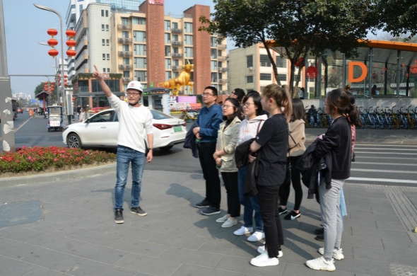 建設(shè)集團(tuán)組織參觀一環(huán)路“市井生活圈”2_meitu_2.jpg