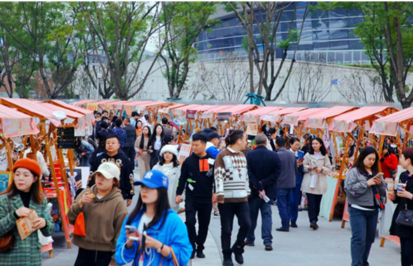 做好觀眾服務(wù)  助力賽演經(jīng)濟 鳳凰山體育公園“鳳凰集市”火爆出圈