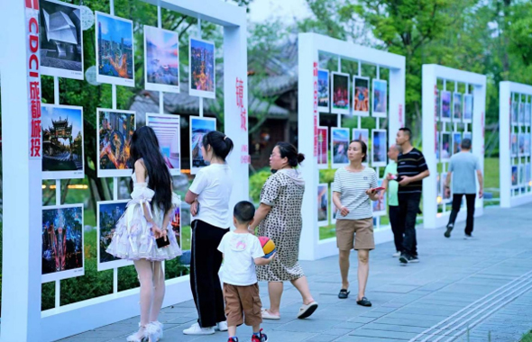 數(shù)家主流媒體關(guān)注！第二屆成都“鏡城”攝影展今日在蜀園拉開帷幕